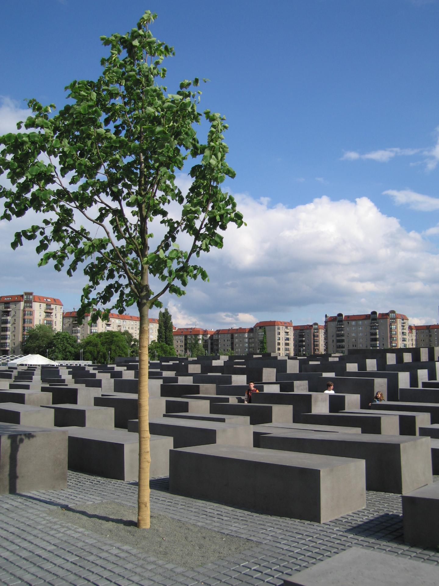 Holocaust memorial tree